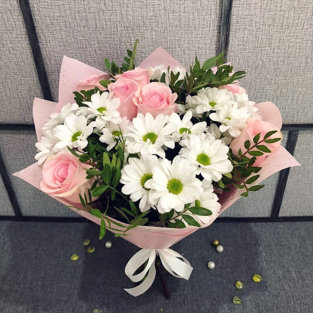 Букет из розовых роз и белых хризантем – элегантность в каждой детали Алатырь Чувашская Республика Букет из розовых роз и белых хризантем – элегантность в каждой детали Алатырь Чувашская Республика