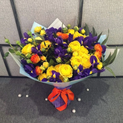 Роскошный букет из синих ирисов и кустовых роз с зеленью – гармония контрастов Алатырь Чувашская Республика Роскошный букет из синих ирисов и кустовых роз с зеленью – гармония контрастов Алатырь Чувашская Республика