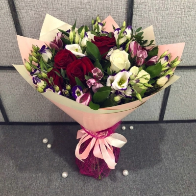 Букет из роз, эустом и альстромерий – гармония утонченности и свежести Алатырь Чувашская Республика Букет из роз, эустом и альстромерий – гармония утонченности и свежести Алатырь Чувашская Республика