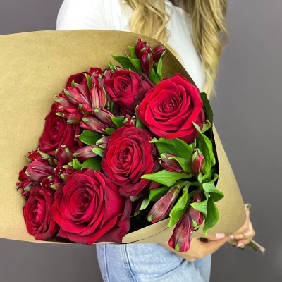 Букет «Страсть» – гармония красных роз и нежных альстромерий Алатырь Чувашская Республика Букет «Страсть» – гармония красных роз и нежных альстромерий Алатырь Чувашская Республика