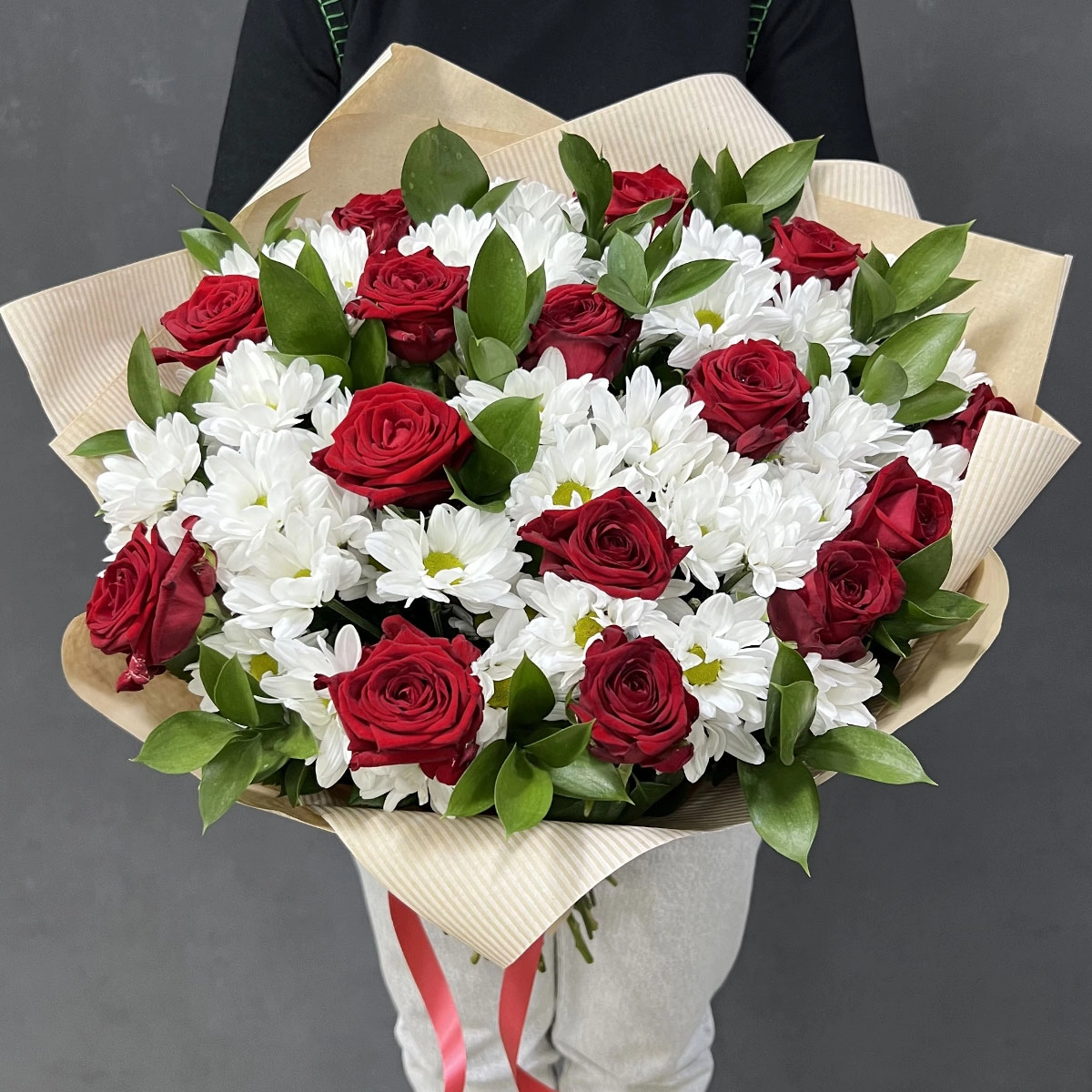 Букет «Романтика» — гармония красных роз и белоснежных хризантем Алатырь Чувашская Республика Букет «Романтика» — гармония красных роз и белоснежных хризантем Алатырь Чувашская Республика