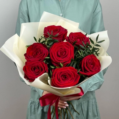 Букет «Гранатовый» из красных роз в роскошной упаковке Алатырь Чувашская Республика Букет «Гранатовый» из красных роз в роскошной упаковке Алатырь Чувашская Республика