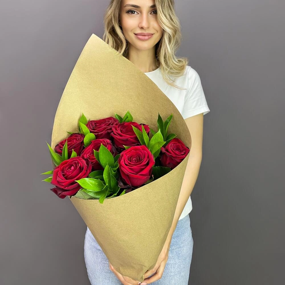 Букет из красных роз с рускусом в крафтовой упаковке – классика с изюминкой Алатырь Чувашская Республика Букет из красных роз с рускусом в крафтовой упаковке – классика с изюминкой Алатырь Чувашская Республика