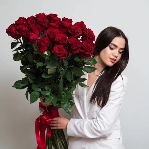 Роскошный букет «Эксплорер» – 25 красных роз для самых важных моментов Алатырь Чувашская Республика Роскошный букет «Эксплорер» – 25 красных роз для самых важных моментов Алатырь Чувашская Республика