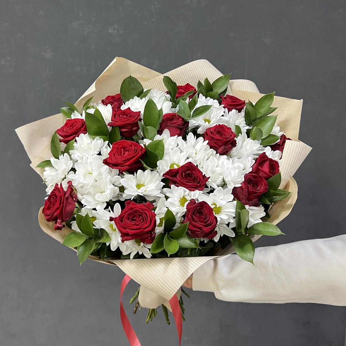 Букет «Романтика» — гармония красных роз и белоснежных хризантем Алатырь Чувашская Республика Букет «Романтика» — гармония красных роз и белоснежных хризантем Алатырь Чувашская Республика