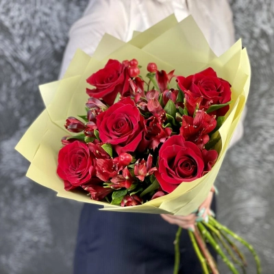 Букет «Бордо» – сочетание красных эквадорских роз и благородных альстромерий Алатырь Чувашская Республика Букет «Бордо» – сочетание красных эквадорских роз и благородных альстромерий Алатырь Чувашская Республика
