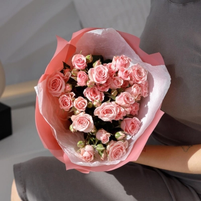 Букет «Поцелуй принцессы»  – нежные кустовые розы в королевском стиле Алатырь Чувашская Республика Букет «Поцелуй принцессы»  – нежные кустовые розы в королевском стиле Алатырь Чувашская Республика