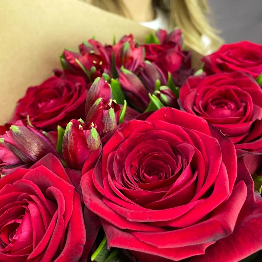 Букет «Страсть» – гармония красных роз и нежных альстромерий Алатырь Чувашская Республика Букет «Страсть» – гармония красных роз и нежных альстромерий Алатырь Чувашская Республика