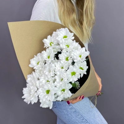 Букет из 5 белых хризантем в крафте – лаконичная элегантность Алатырь Чувашская Республика Букет из 5 белых хризантем в крафте – лаконичная элегантность Алатырь Чувашская Республика