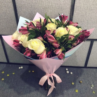 Нежный букет из белых роз и розовых альстромерий – гармония чистоты и нежности Алатырь Чувашская Республика Нежный букет из белых роз и розовых альстромерий – гармония чистоты и нежности Алатырь Чувашская Республика