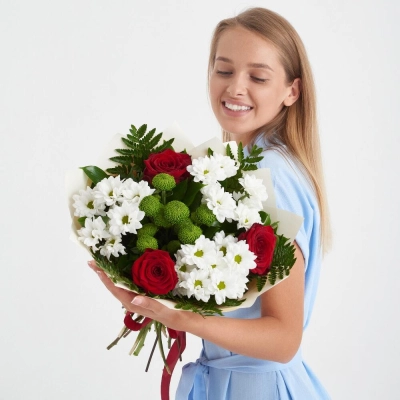 Букет «Настроение» – гармония красных эквадорских роз и нежных хризантем Алатырь Чувашская Республика Букет «Настроение» – гармония красных эквадорских роз и нежных хризантем Алатырь Чувашская Республика