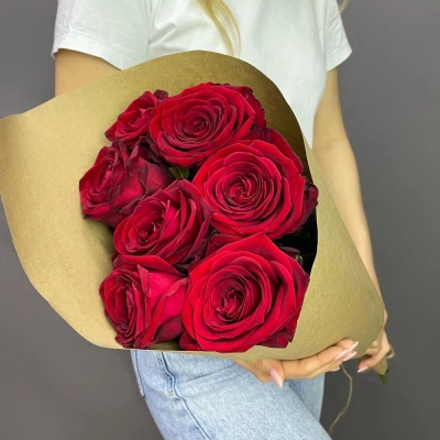 Букет из 7 красных роз в крафте – страсть в стильной упаковке Алатырь Чувашская Республика Букет из 7 красных роз в крафте – страсть в стильной упаковке Алатырь Чувашская Республика