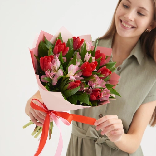 Букет «Первый поцелуй» красных тюльпанов и розовых альстромерий Алатырь Чувашская Республика Букет «Первый поцелуй» красных тюльпанов и розовых альстромерий Алатырь Чувашская Республика