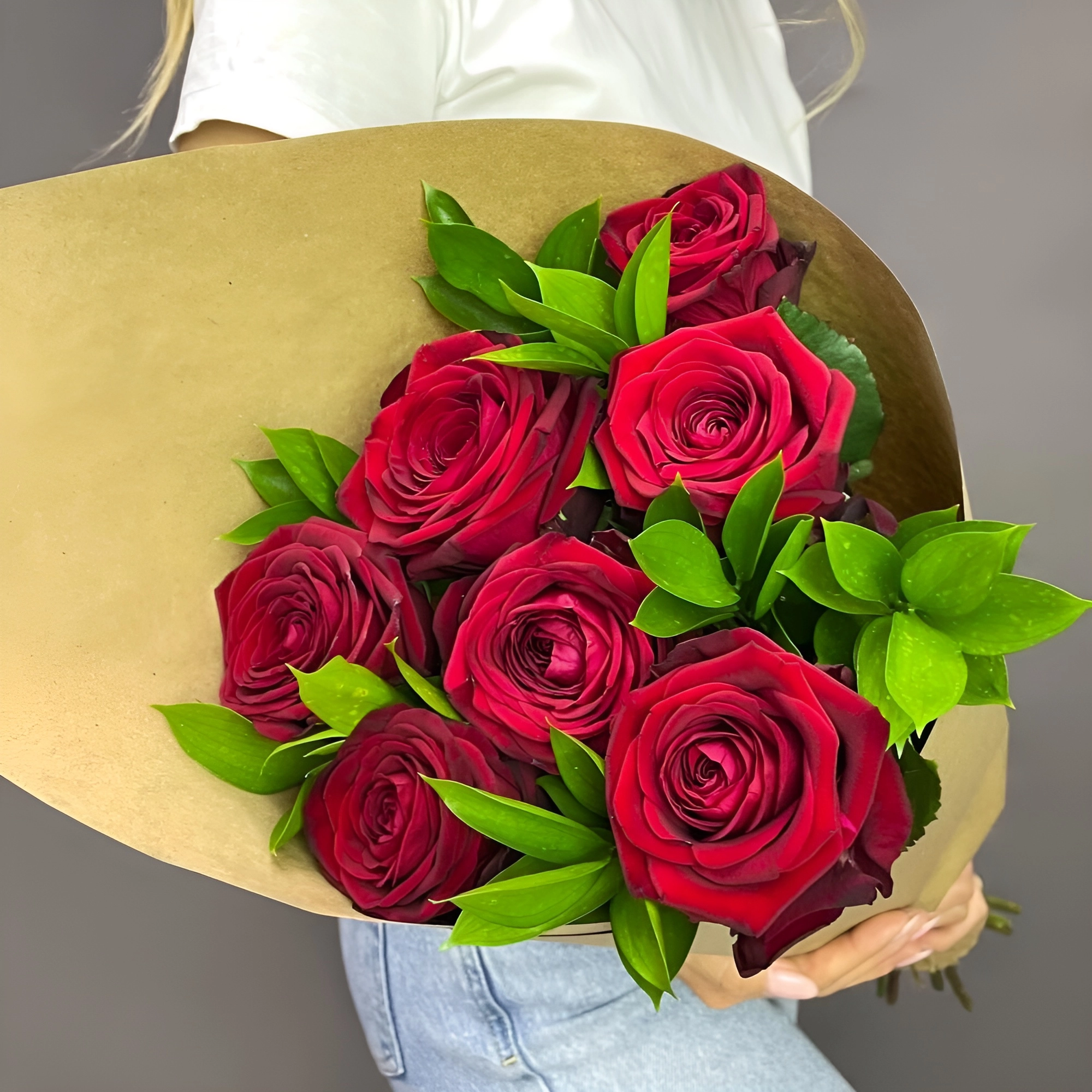 Букет из красных роз с рускусом в крафтовой упаковке – классика с изюминкой Алатырь Чувашская Республика Букет из красных роз с рускусом в крафтовой упаковке – классика с изюминкой Алатырь Чувашская Республика