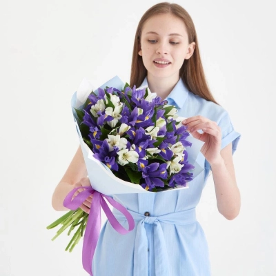 Букет «Вечернее дыхание»  – загадочная гармония синих ирисов и белых альстромерий Алатырь Чувашская Республика Букет «Вечернее дыхание»  – загадочная гармония синих ирисов и белых альстромерий Алатырь Чувашская Республика