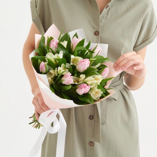 Букет «Первое свидание» розовых тюльпанов и белых альстромерий Алатырь Чувашская Республика Букет «Первое свидание» розовых тюльпанов и белых альстромерий Алатырь Чувашская Республика