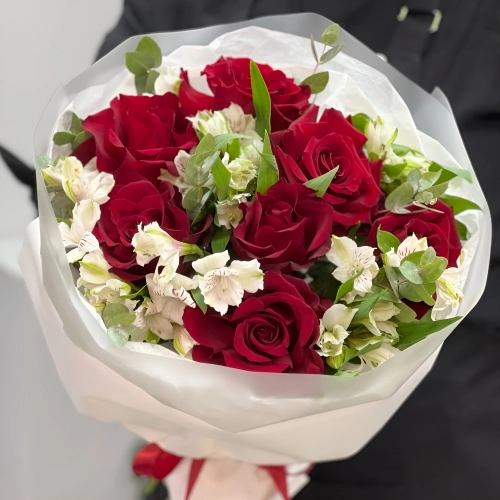 Букет «Любимой» – 7 эквадорских роз и белых альстромерий Алатырь Чувашская Республика Букет «Любимой» – 7 эквадорских роз и белых альстромерий Алатырь Чувашская Республика