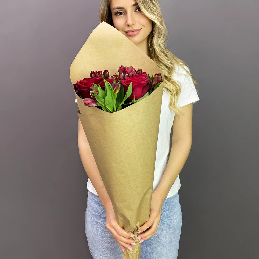 Букет «Страсть» – гармония красных роз и нежных альстромерий Алатырь Чувашская Республика Букет «Страсть» – гармония красных роз и нежных альстромерий Алатырь Чувашская Республика