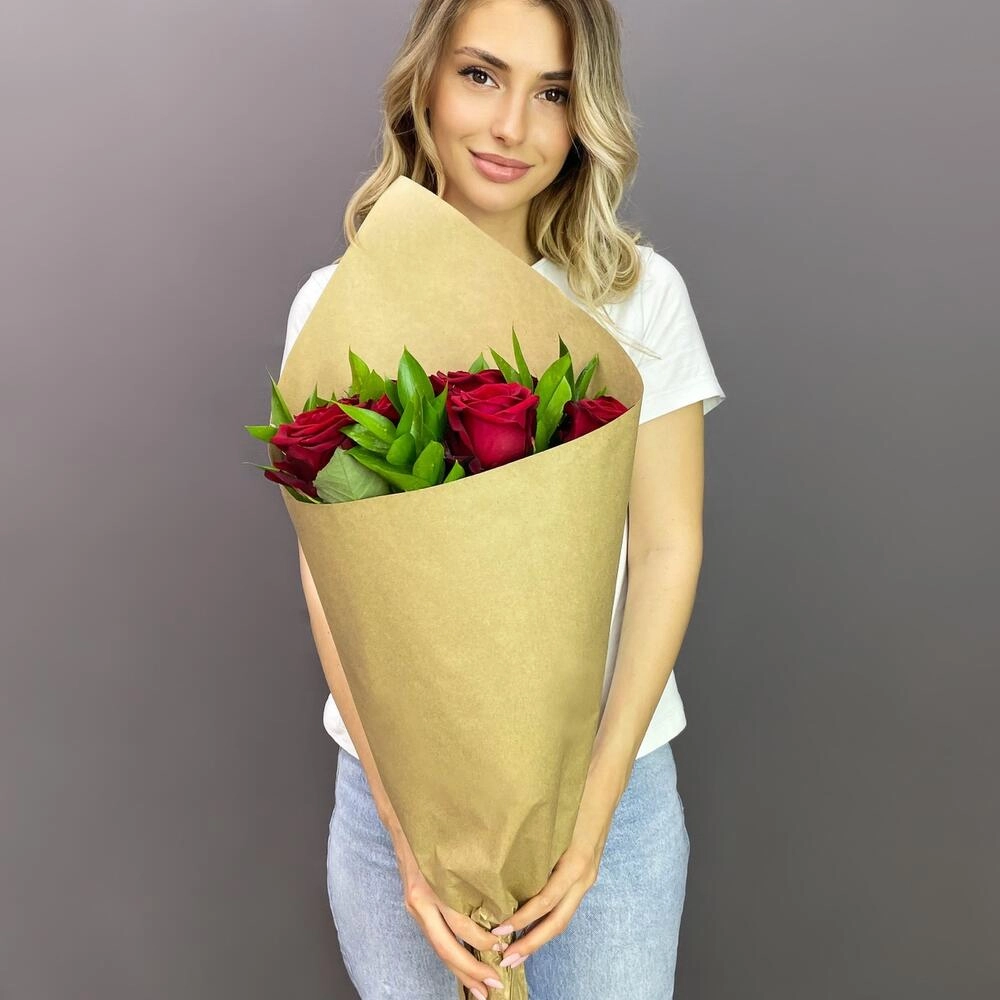 Букет из красных роз с рускусом в крафтовой упаковке – классика с изюминкой Алатырь Чувашская Республика Букет из красных роз с рускусом в крафтовой упаковке – классика с изюминкой Алатырь Чувашская Республика