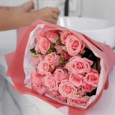 Букет из 9 розовых кустовых роз – нежность в каждом лепестке Алатырь Чувашская Республика Букет из 9 розовых кустовых роз – нежность в каждом лепестке Алатырь Чувашская Республика