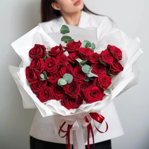 Роскошный букет из 25 красных роз с эвкалиптом – королевский подарок  Алатырь Чувашская Республика Роскошный букет из 25 красных роз с эвкалиптом – королевский подарок  Алатырь Чувашская Республика