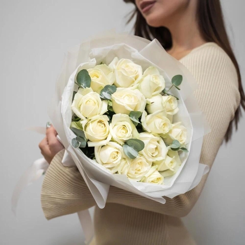 Букет из 15 белых роз с эвкалиптом – чистота и изысканность Алатырь Чувашская Республика Букет из 15 белых роз с эвкалиптом – чистота и изысканность Алатырь Чувашская Республика