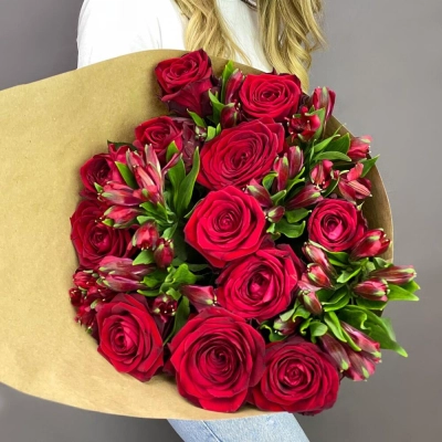 Букет «Стрелиция» – гармония из красных роз и белых альстромерий  Алатырь Чувашская Республика Букет «Стрелиция» – гармония из красных роз и белых альстромерий  Алатырь Чувашская Республика