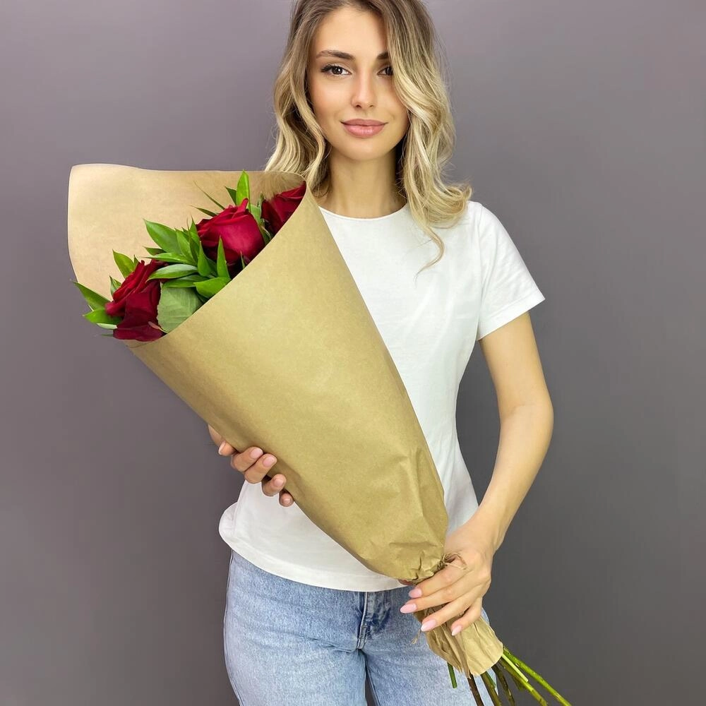 Букет из красных роз с рускусом в крафтовой упаковке – классика с изюминкой Алатырь Чувашская Республика Букет из красных роз с рускусом в крафтовой упаковке – классика с изюминкой Алатырь Чувашская Республика