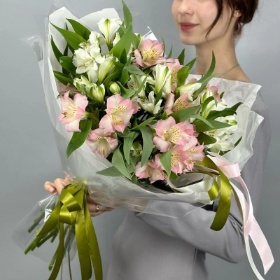 Букет «Нежность» – трогательное сочетание белых и розовых альстромерий Алатырь Чувашская Республика Букет «Нежность» – трогательное сочетание белых и розовых альстромерий Алатырь Чувашская Республика