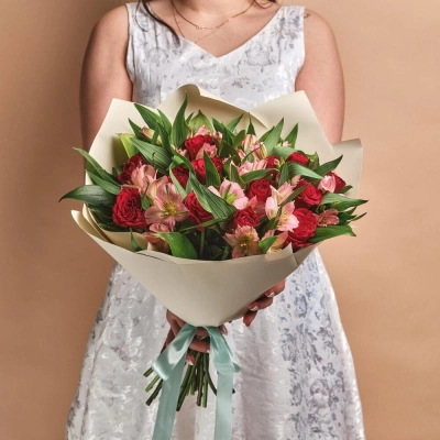 Букет «Нежность слов» — гармония красных роз и нежных альстромерий Алатырь Чувашская Республика Букет «Нежность слов» — гармония красных роз и нежных альстромерий Алатырь Чувашская Республика
