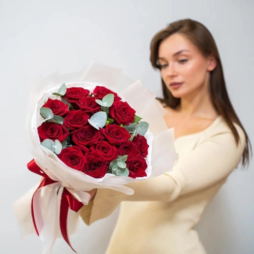 Элегантный букет из 15 красных роз с эвкалиптом – символ страсти и нежности Алатырь Чувашская Республика Элегантный букет из 15 красных роз с эвкалиптом – символ страсти и нежности Алатырь Чувашская Республика